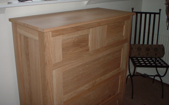 Oak wardrobe & chest of drawers in oak.